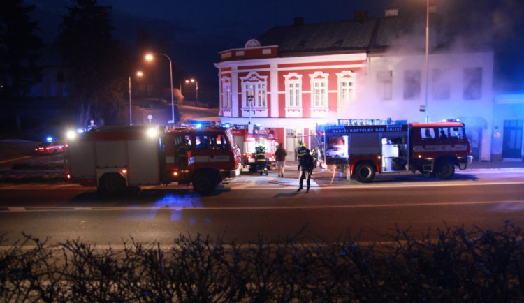 Požár v obchodě způsobil škodu za více než půl milionu, hořely krabice s oblečením