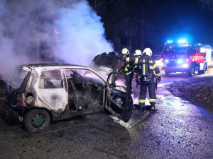 U Nového Hradce shořel osobák, silnice I/35 musela být uzavřena