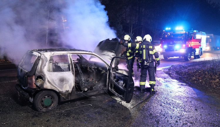 O Nového Hradce shořel osobák, silnice I/35 musela být uzavřena