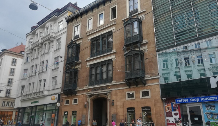 Podivná nájemní smlouva z 90. let okrádá Brno o desítky milionů. Město žaluje nájemce Kleinova paláce