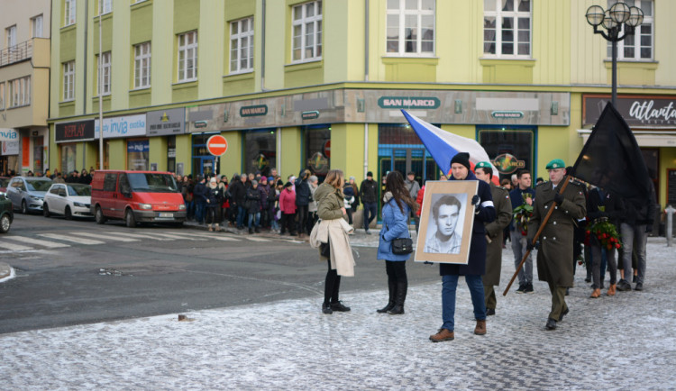 Centrem města prošel pietní průvod, studenti zopakovali pochod za Jana Palacha z roku 1969