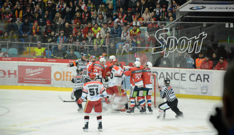 FOTO: Vyprodané derby ovládl Hradec, minutu před koncem rozhodl Pavlík