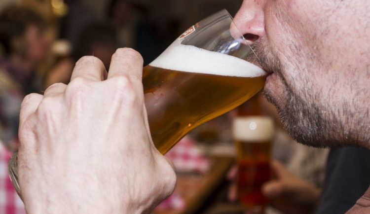Žena nechtěla pustit přítele s kamarády na pivo, muž vzteky zdemoloval kuchyň a poházel jídlo po zdech