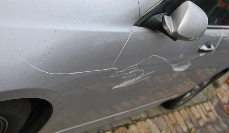 Senior objel klíčem auto zaparkované v Brně na chodníku