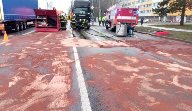FOTO: V ulici Víta Nejedlého vyteklo na silnici mnoho litrů nafty, hasiči museli použít speciální techniku