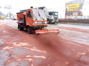 V ulici Víta Nejedlého vyteklo na silnici velké množství nafty, hasiči museli použít speciální techniku