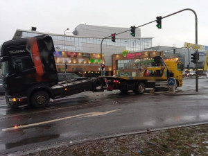 V ulici Víta Nejedlého vyteklo na silnici velké množství nafty, hasiči museli použít speciální techniku