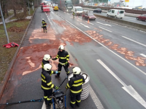 V ulici Víta Nejedlého vyteklo na silnici velké množství nafty, hasiči museli použít speciální techniku