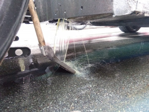 V ulici Víta Nejedlého vyteklo na silnici velké množství nafty, hasiči museli použít speciální techniku