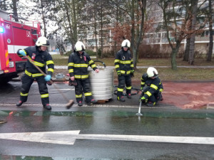 V ulici Víta Nejedlého vyteklo na silnici velké množství nafty, hasiči museli použít speciální techniku