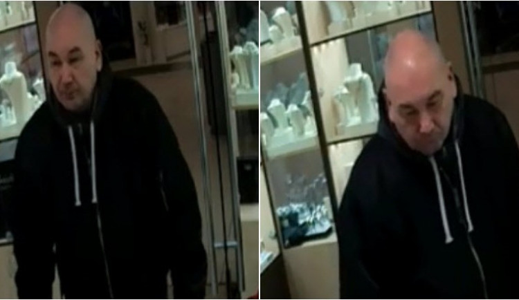VIDEO: Drzý zloděj ukradl z brněnského klenotnictví zlatý náhrdelník. Nepoznáte ho?