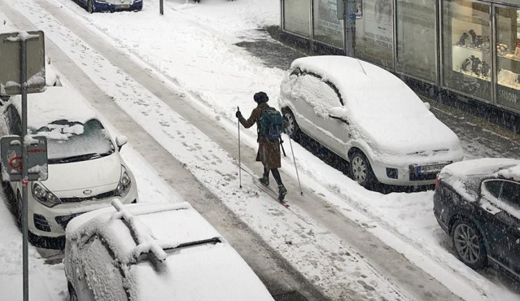 VIDEO: Běžkaři na jižní Moravě mají nejlepší sezonu za poslední roky. Odvážlivci jezdili i po Brně