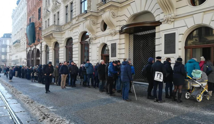 VIDEO: Fronta, kam oko dohlédne. Česká národní banka vydala další sérii pamětních dvacetikorun