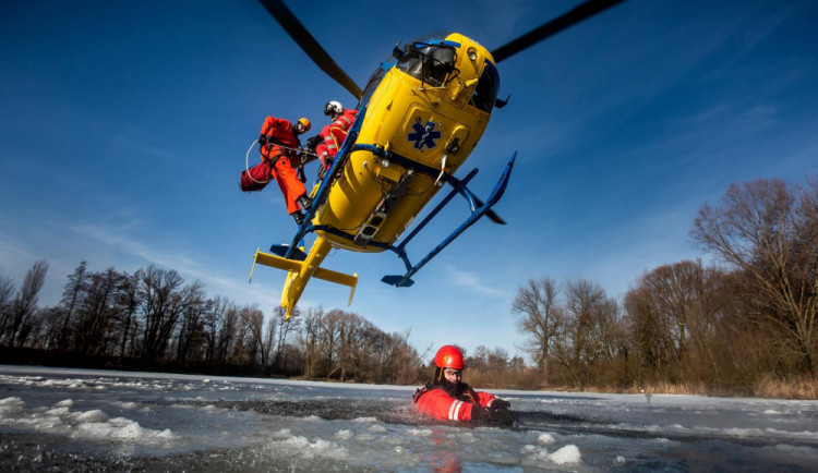 FOTO: Letečtí záchranáři spolu s hasiči nacvičovali záchranu tonoucího, pod kterým se probořil led