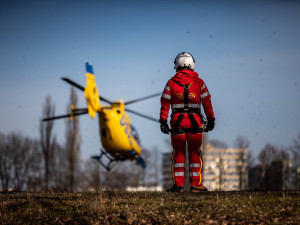 Letečtí záchranáři spolu s hasiči nacvičovali záchranu tonoucího, pod kterým se probořil led