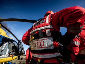 Letečtí záchranáři spolu s hasiči nacvičovali záchranu tonoucího, pod kterým se probořil led