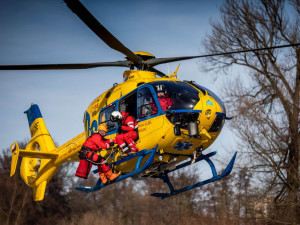 Letečtí záchranáři spolu s hasiči nacvičovali záchranu tonoucího, pod kterým se probořil led