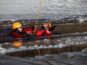 Letečtí záchranáři spolu s hasiči nacvičovali záchranu tonoucího, pod kterým se probořil led