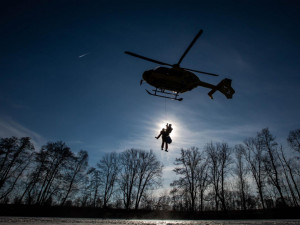 Letečtí záchranáři spolu s hasiči nacvičovali záchranu tonoucího, pod kterým se probořil led