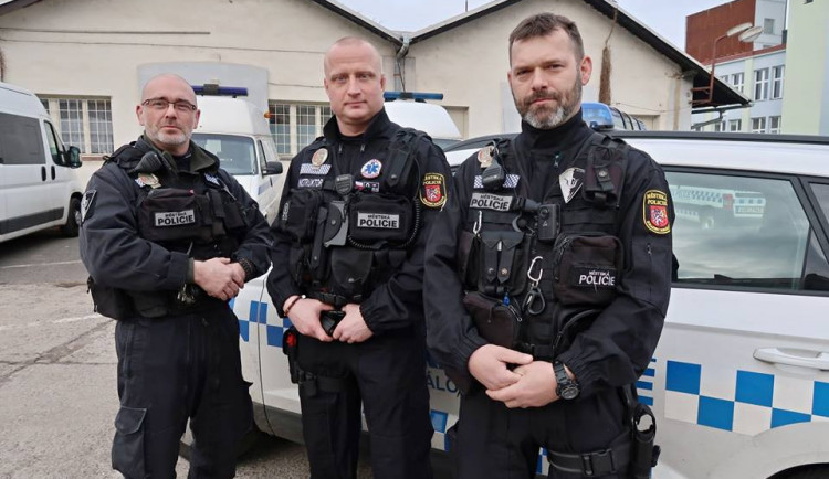 Městští strážníci, kteří zachránili muži život