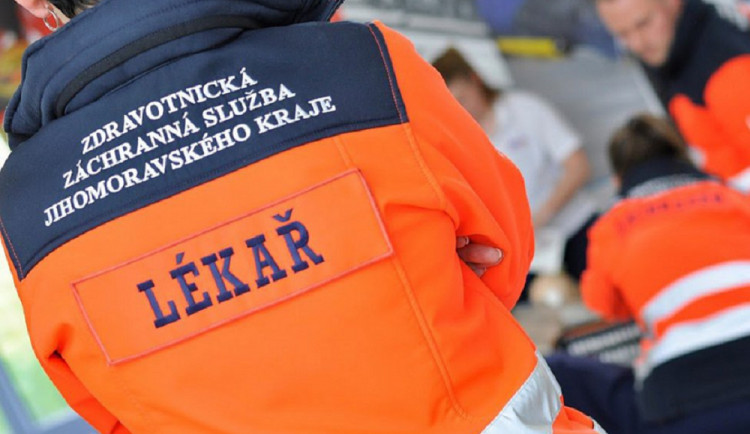 Na dálnici D2 u Blučiny se dnes ráno srazil kamion s osobákem, spolujezdkyně na místě zemřela