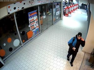 VIDEO: Policie hledá dva mladíky, kteří platili cizí platební kartou. Poznáte je?