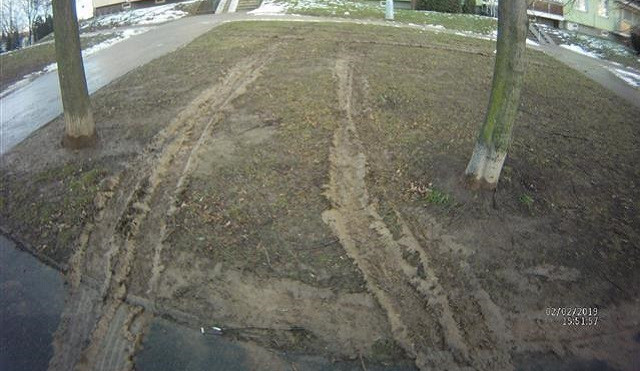 Řidič si při stěhování v Brně zkracoval cestu přes trávu, zůstaly po něm koleje a zničený trávník