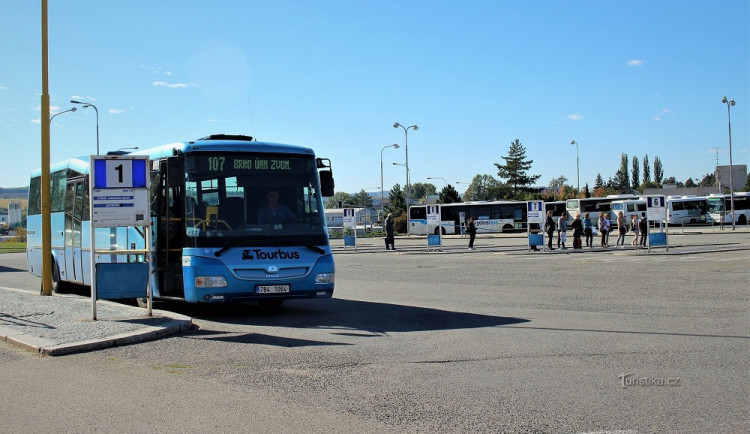 Neznámý řidič naboural zaparkovaný autobus na nádraží ve Vyškově, pátrají po něm policisté