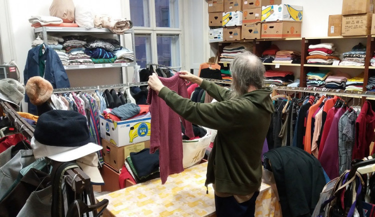 V Brně funguje sociální šatník, pomáhá lidem bez domova přežít zimu. Aktuálně je nedostatek oblečení pro muže