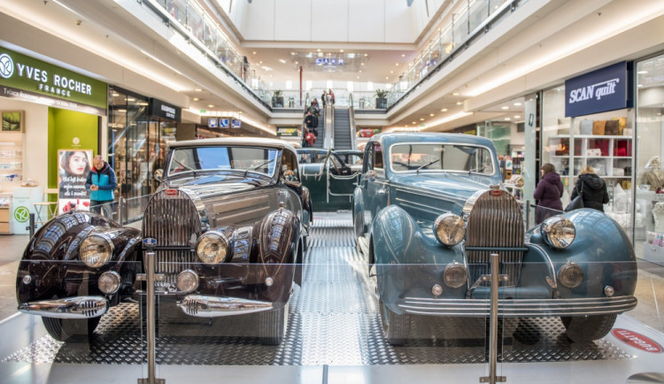 FOTO: Uprostřed Vaňkovky parkují nádherní veteráni Bugatti
