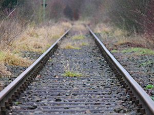 Na železniční trati mezi Náchodem a Václavicemi došlo k tragédii, žena nepřežila střet s vlakem