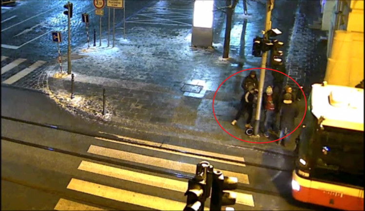 VIDEO: Zloděj okradl mladého muže na Šilingráku, pak mu zranil kamaráda. Nepoznáte ho?