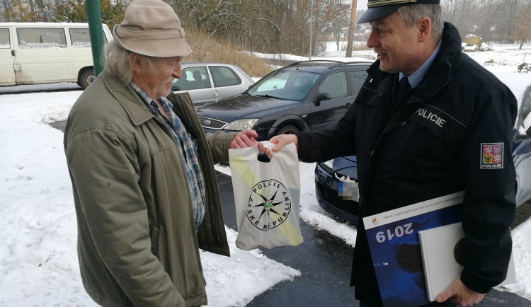 Všímavý občan překazil krádež nářadí za 60 tisíc, vedení jičínské policie mu osobně poděkovalo