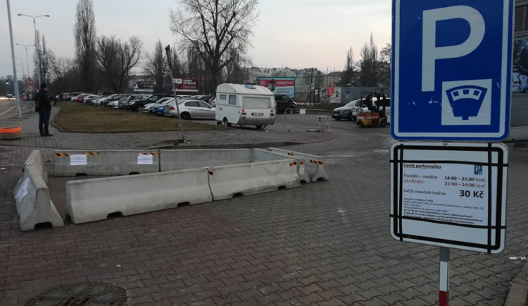 FOTO: Sotva je dělníci odvezli, už tam jsou znovu. Před hokejovou halou u Boby opět leží betonové zátarasy