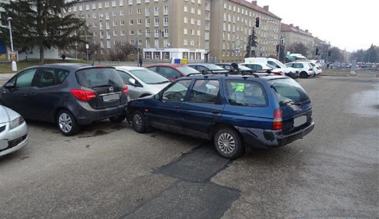 FOTO: Na Veveří se srazila dvě auta. Ani v jednom však neseděl řidič