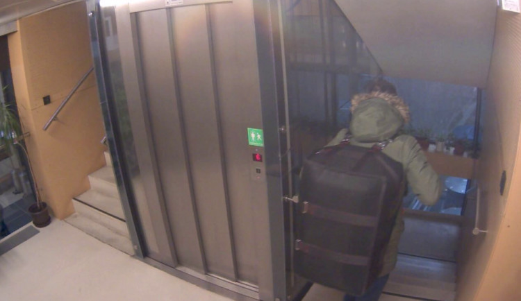 VIDEO: Mladý zloděj ukradl z brněnského divadla akordeon za 175 tisíc. Pak zapomněl, kam ho dal