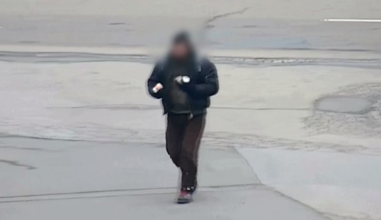 VIDEO: Muž na Dornychu surově zbil a zkopal člověka kvůli čtyřem jogurtům