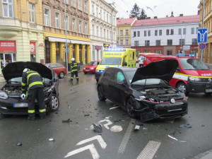 Dopravu v centru komplikovala dopoledne nehoda dvou osobáků u Pražského mostu