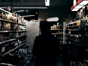 Mladý recidivista ukradl v obchodě lahev ginu za 600 korun. Hrozí mu až tříleté vězení