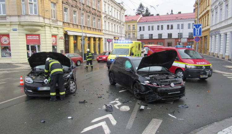 Dopravu na Pražském mostě dopoledne komplikovala nehoda dvou osobáků