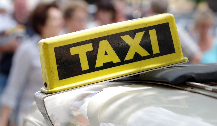 Brněnský taxikář si vzal od cizince zálohu na jízdu, ve vteřině pak ujel i s jeho zavazadly