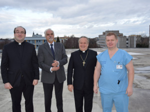Biskup Jan Vokál navštívil fakultní nemocnici. Sloužil v ní mši