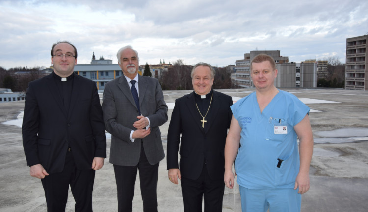 Biskup na návštěvě nemocnice. Druhý zprava