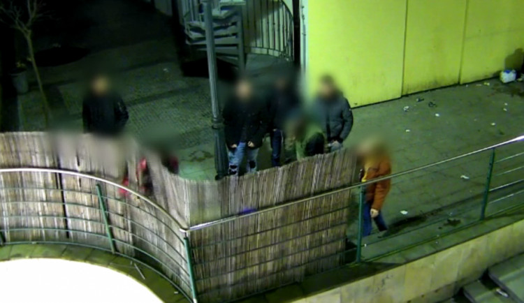 VIDEO: Parta náctiletých siláků zmlátila v centru Brna rákosový plot