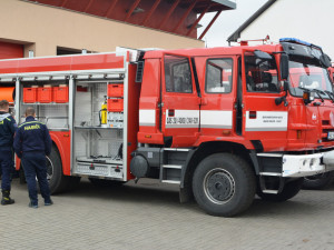 FOTO/VIDEO: Dobrovolní hasiči z Plácek a Třebše mají nové cisterny
