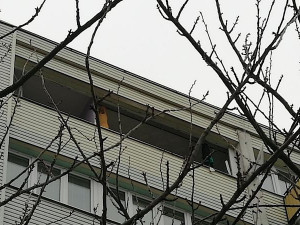 V bytovém domě v Náchodě došlo k výbuchu. Jeden člověk skončil v péči záchranářů