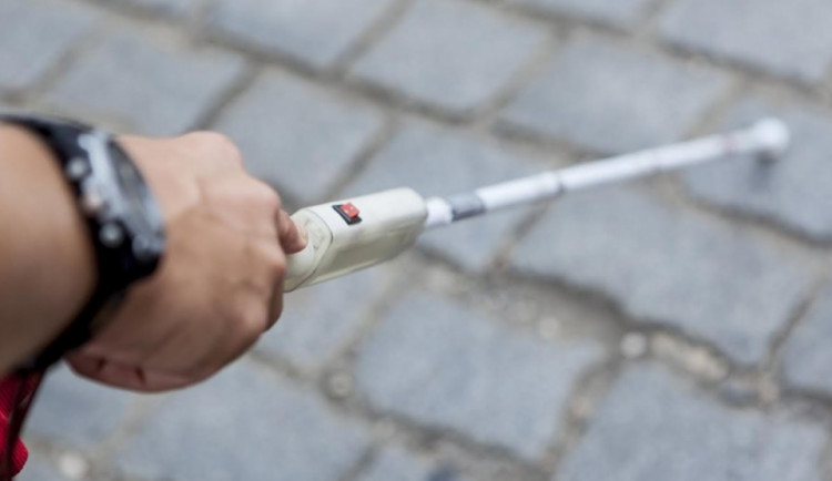 Jak sníh komplikuje pohyb zrakově postiženým? A dokážou si vůbec užívat zimní radovánky?
