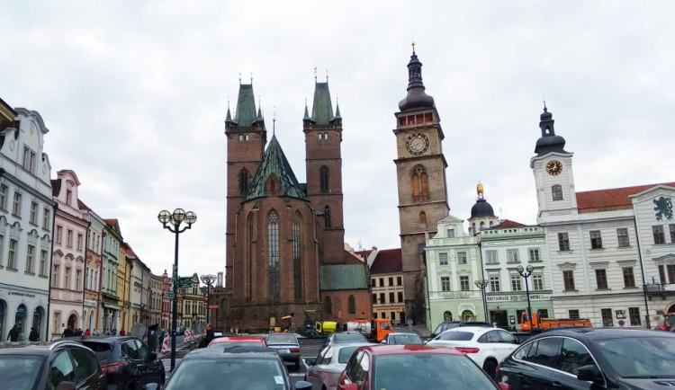 Cizinec přelezl na Bílé věži zábradlí a fotil si Hradec. Kolemjdoucí si myslel, že se jedná o sebevraha a zalarmoval policii