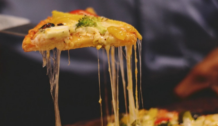 Muž v Brně bezdůvodně urážel strážníky, svou totožnost prokázal kouskem pizzy