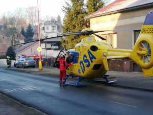 Náklaďák srazil na přechodu pro chodce nezletilou chodkyni, do nemocnice ji transportoval vrtulník